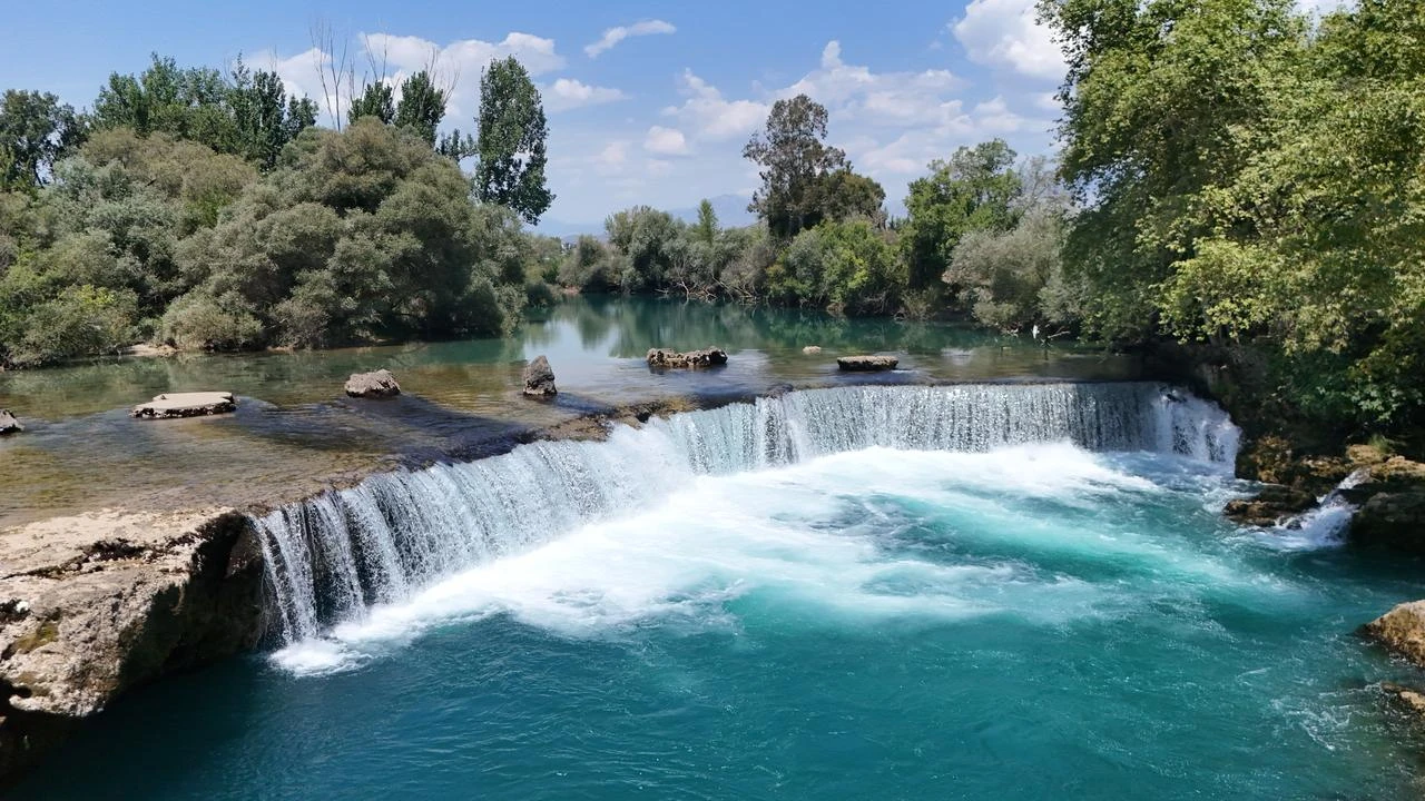 Manavgat Waterfall draws crowds seeking summer relief