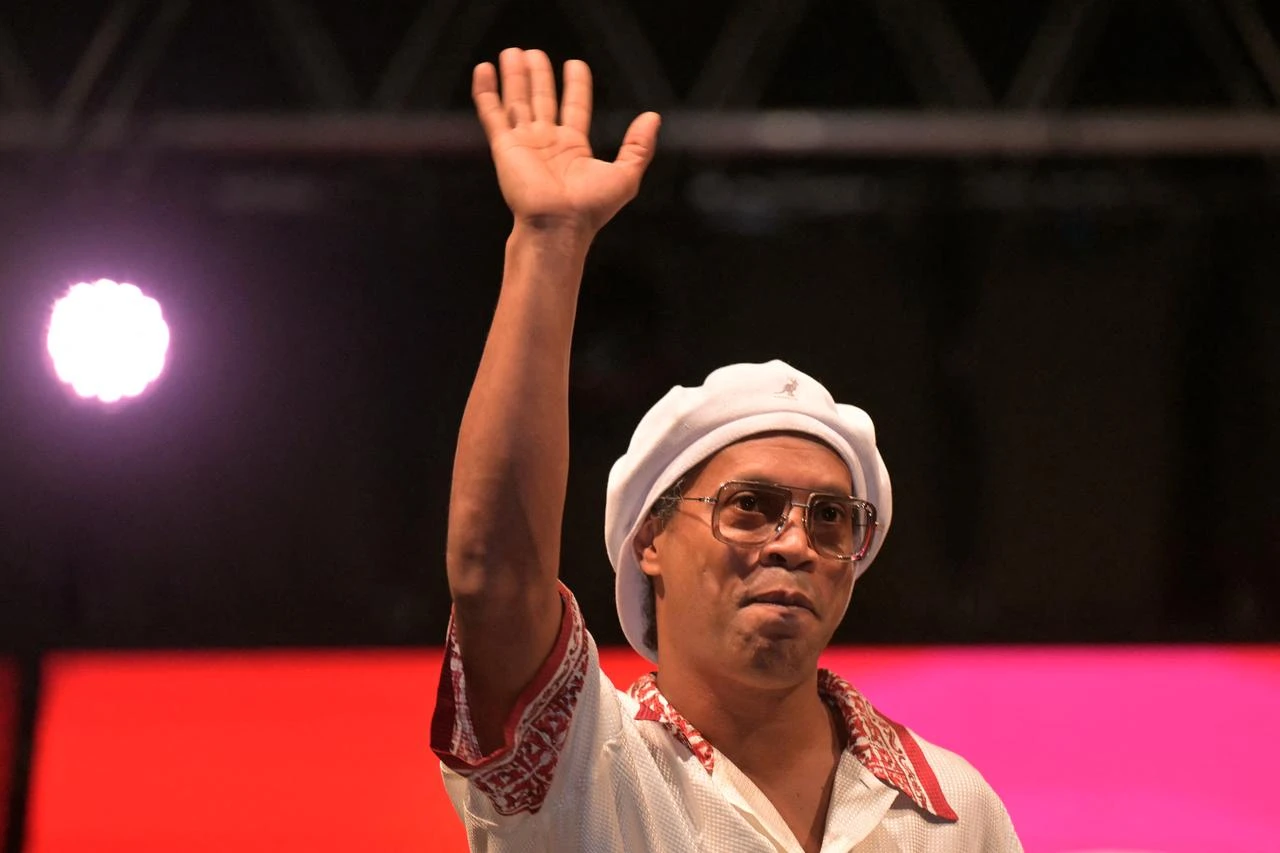 Ronaldinho returns to professional football after 11 years