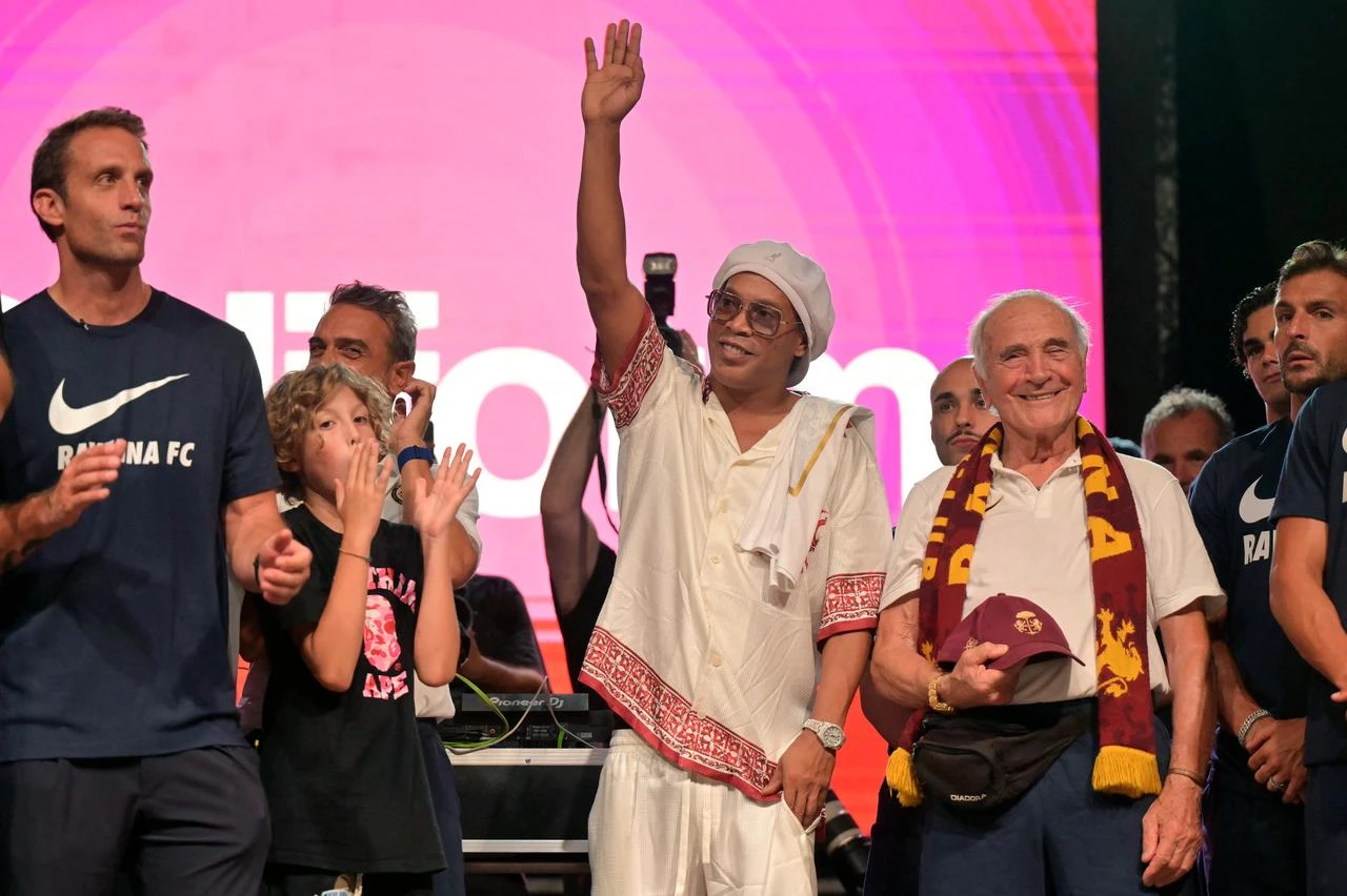 Brazilian football legend Ronaldinho waves onstage alongside Ravenna FC representatives during the club’s 2026-27 season presentation in Marina di Ravenna, Italy, Aug. 20, 2026. (AFP Photo)