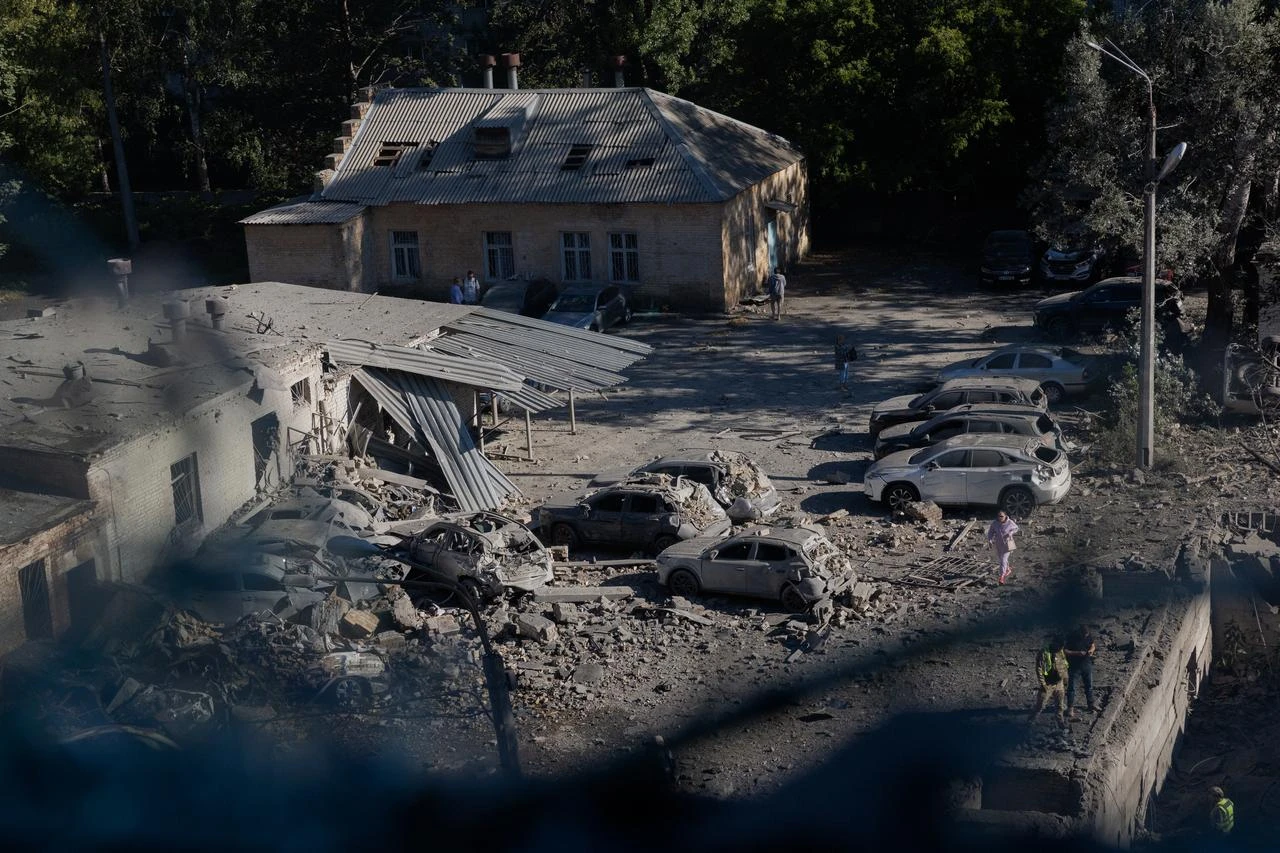 This photograph shows damaged buildings and burned-out cars following a strike in Kyiv on August 20, 2026, amid Russia’s invasion of Ukraine. (AFP Photo)