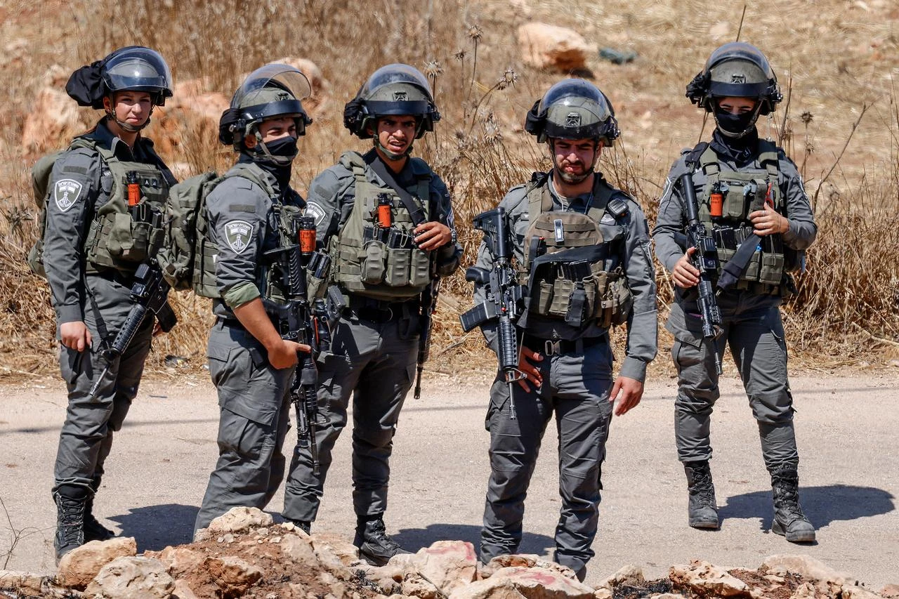 Israeli soldiers stand guard during the demolition of a Palestinian building, citing the lack of a building permit, in Qalandia south of Ramallah in the occupied West Bank on August 17, 2026. (AFP Photo)