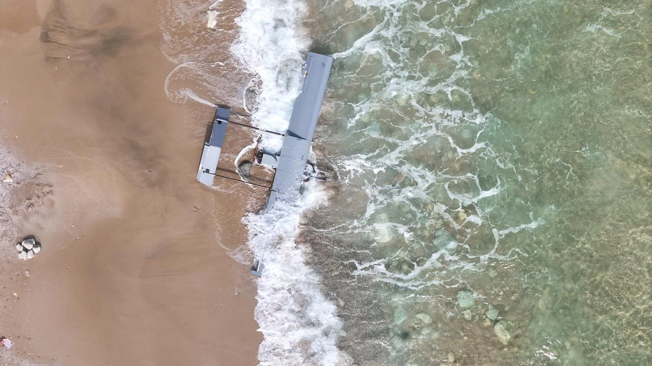 An unmanned aerial vehicle (UAV), assessed to possibly be loaded with ammunition, found  on the Black Sea coast at Karaburun beach in Istanbul’s Arnavutkoy district, Aug. 21, 2026. (IHA Photo)