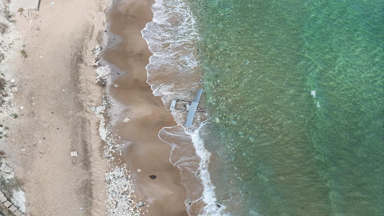 An unmanned aerial vehicle (UAV), assessed to possibly be loaded with ammunition, found  on the Black Sea coast at Karaburun beach in Istanbul’s Arnavutkoy district, Aug. 21, 2026. (IHA Photo)