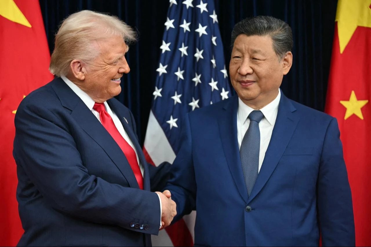 US President Donald Trump (L) and China's President Xi Jinping shake hands as they arrive for talks at the Gimhae Air Base, in Busan, Oct. 30, 2025. (AFP Photo)