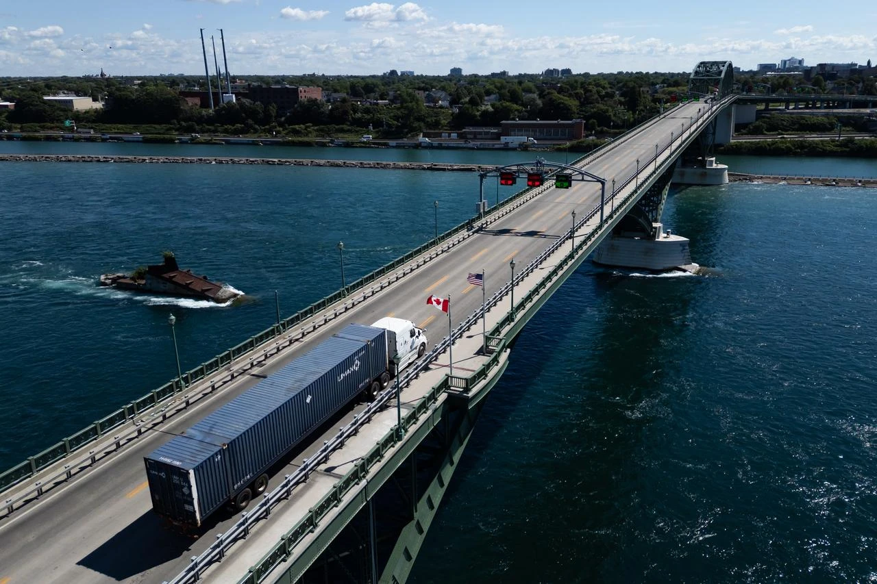 A truck passes over the Peace Bridge between Canada and the United States, in Fort Erie, Ontario, on August 18, 2026. (AFP Photo)
