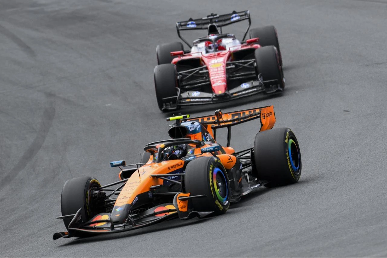 McLaren's British driver Lando Norris (down) and Ferrari's Monegasque driver Charles Leclerc drive during the sprint race ahead of the Formula One Dutch Grand Prix at The Circuit Zandvoort, western Netherlands, on August 22, 2026. (AFP Photo)