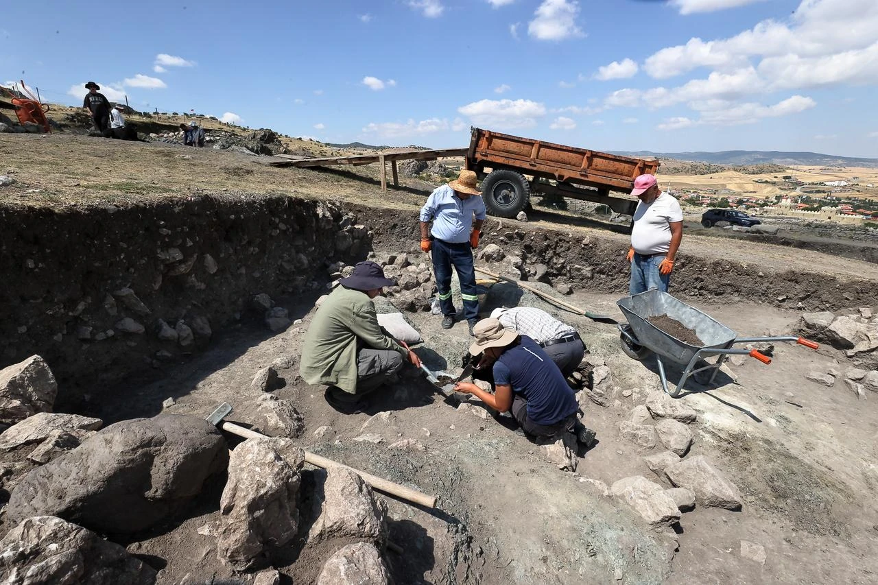 Mehmet Erdek and other colleagues doing fieldwork in Hattusa. (AA Photo)