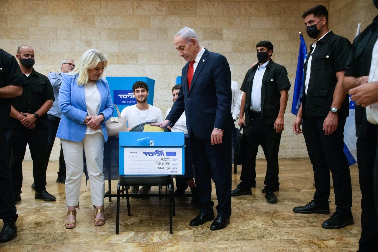 Israeli Prime Minister Benjamin Netanyahu, (C-R), and his wife, Sara, (C-L) cast their ballot at his party Likud's main polling station during primary elections ahead of Israel’s general election in October in Jerusalem on August 17, 2026. (AFP Photo)
