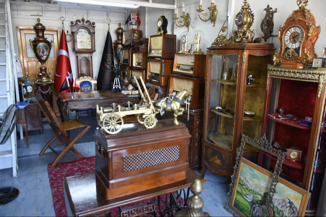 Inside view of the the Arslantepe Antique Dealers Association location. (AA Photo)