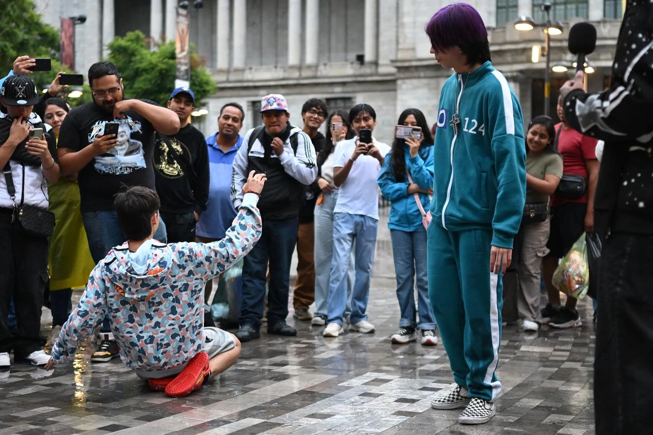Two young Mexicans gesture toward their opponent during a face-off in the so-called "Aura Battle" in Mexico City on August 20, 2026.(AFP Photo)