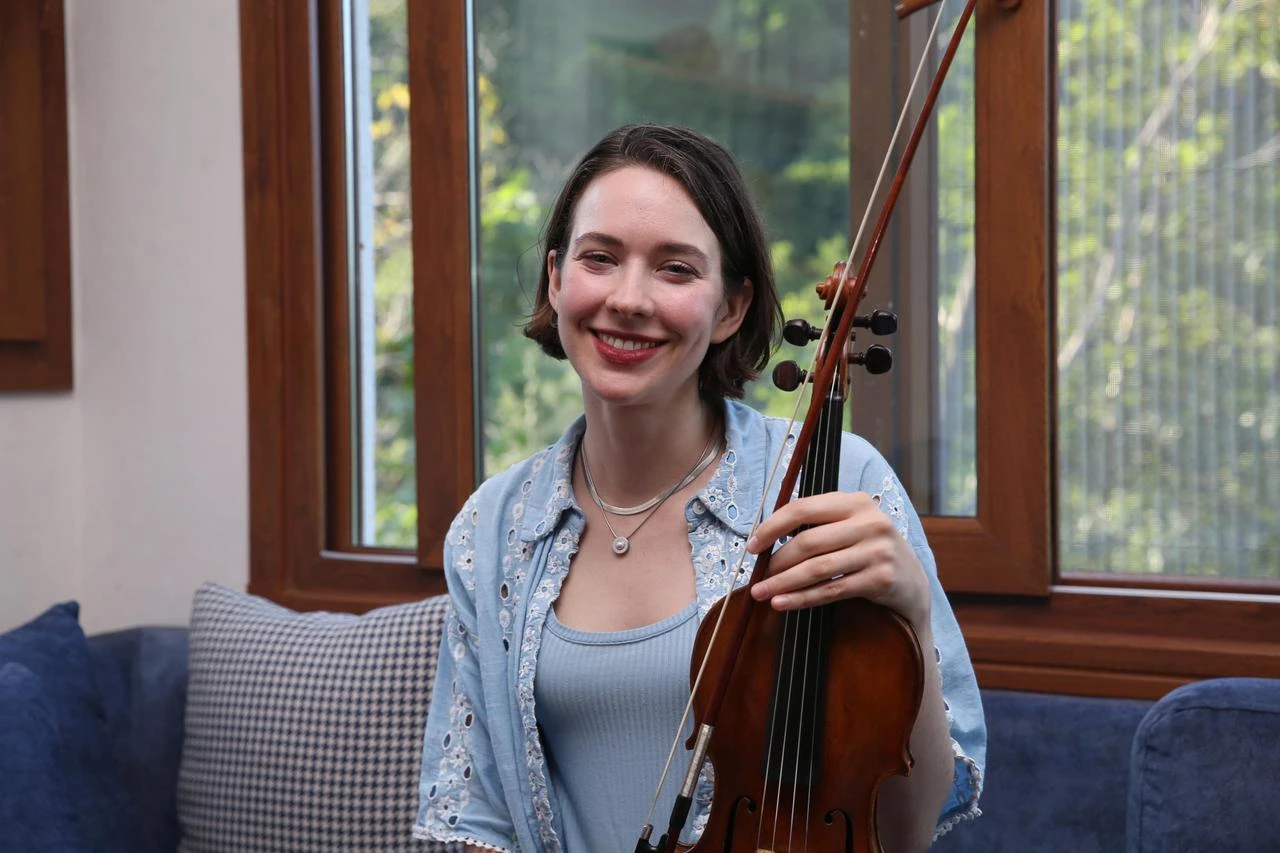 American violinist and ethnomusicologist Audrey Wozniak poses with her violin in Rize, Türkiye, Aug. 23, 2026. (AA Photo)