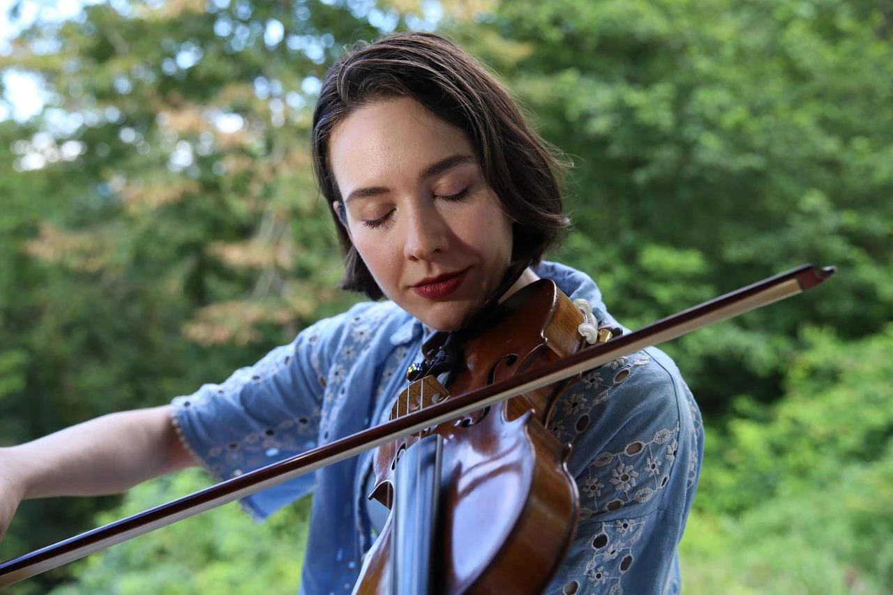 American violinist and ethnomusicologist Audrey Wozniak plays the violin amid the greenery of Rize, Türkiye, Aug. 23, 2026. (AA Photo)