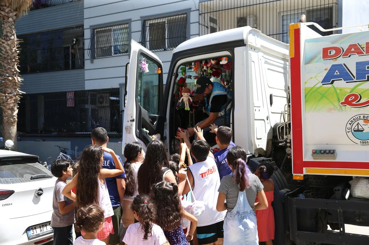 Hatay driver decorates garbage truck to deliver toys to kids