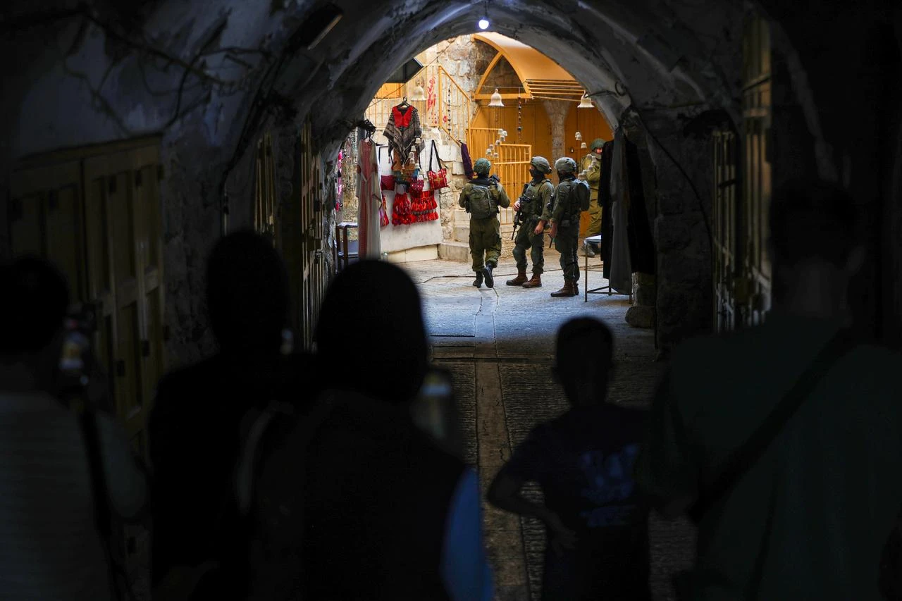 Israeli army arrests 14 Palestinians in West Bank raids