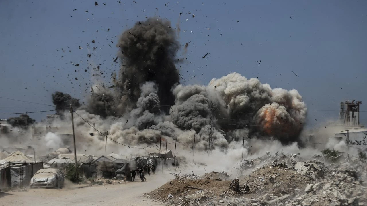 Israeli attacks in central Gaza leave 6 wounded