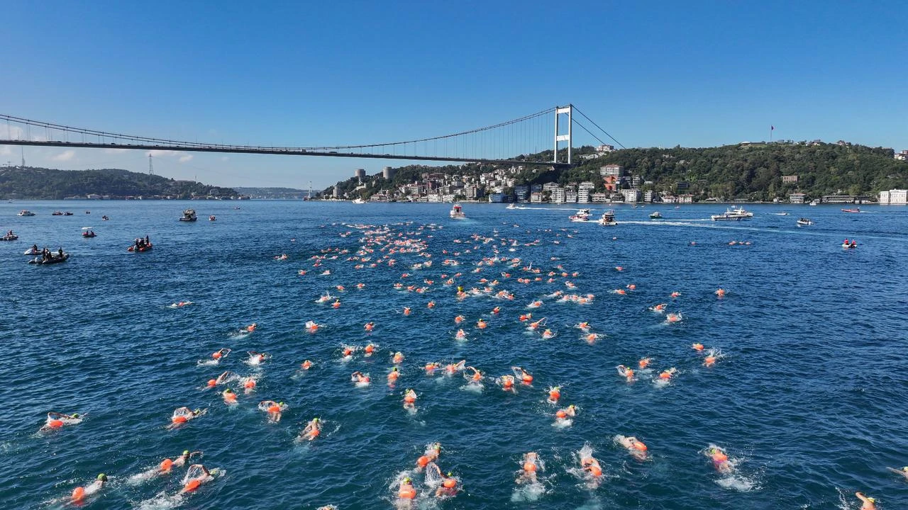 Swimmers cross Bosphorus in Türkiye's 38th intercontinental race