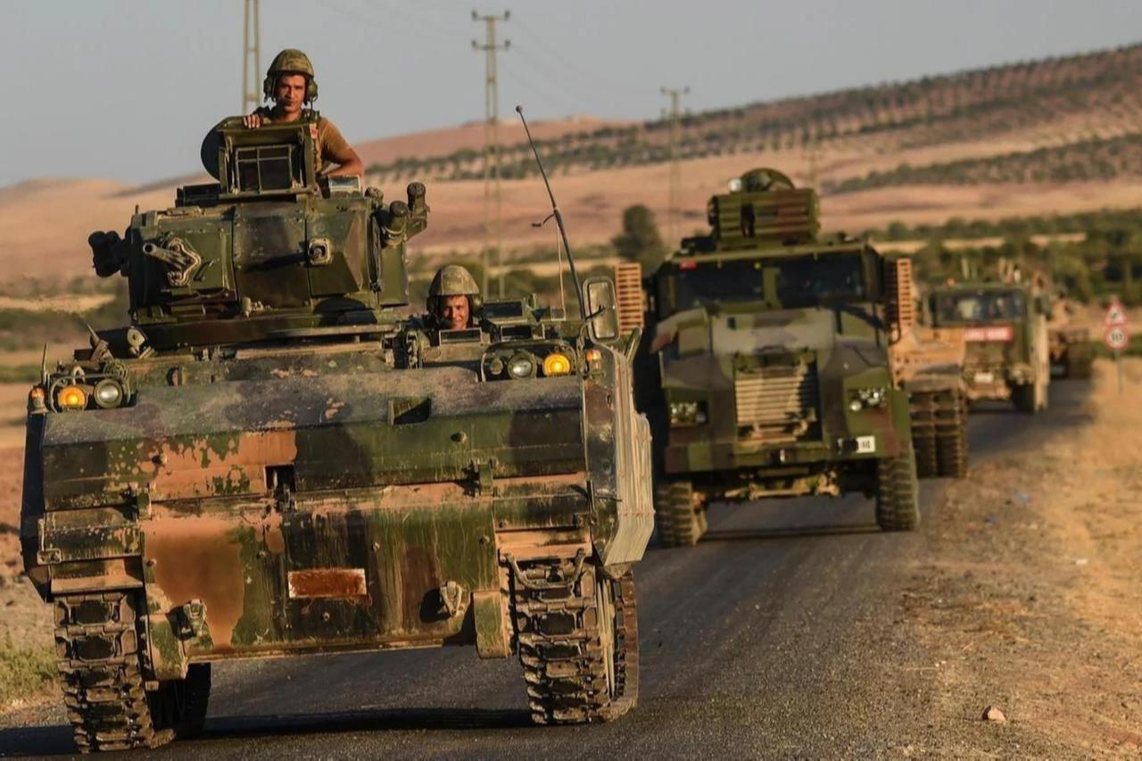 Turkish soldiers stand in a Turkish army tank driving back to Turkey from the Syrian-Turkish border town of Jarabulus on September 2, 2016, in the Turkish-Syrian border town of Karkamis. (AFP Photo)