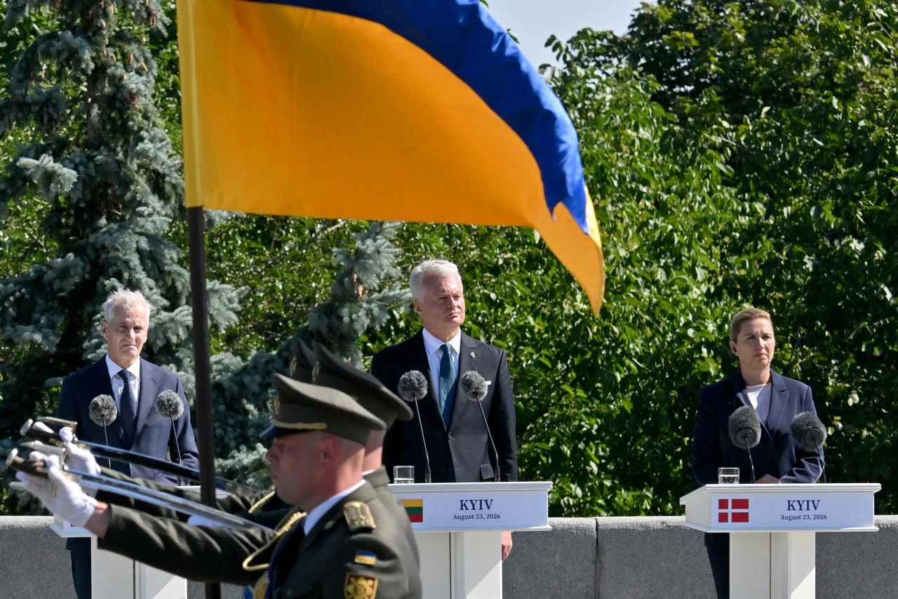 (L-R) Norway's Prime Minister Jonas Gahr Store, Lithuania's President Gitanas Nauseda and Denmark's Prime Minister Mette Frederiksen look at the Ukrainian guard of honor parade as they attend a ceremony marking the National Flag Day of Ukraine in Kyiv on August 23, 2026. (AFP Photo)