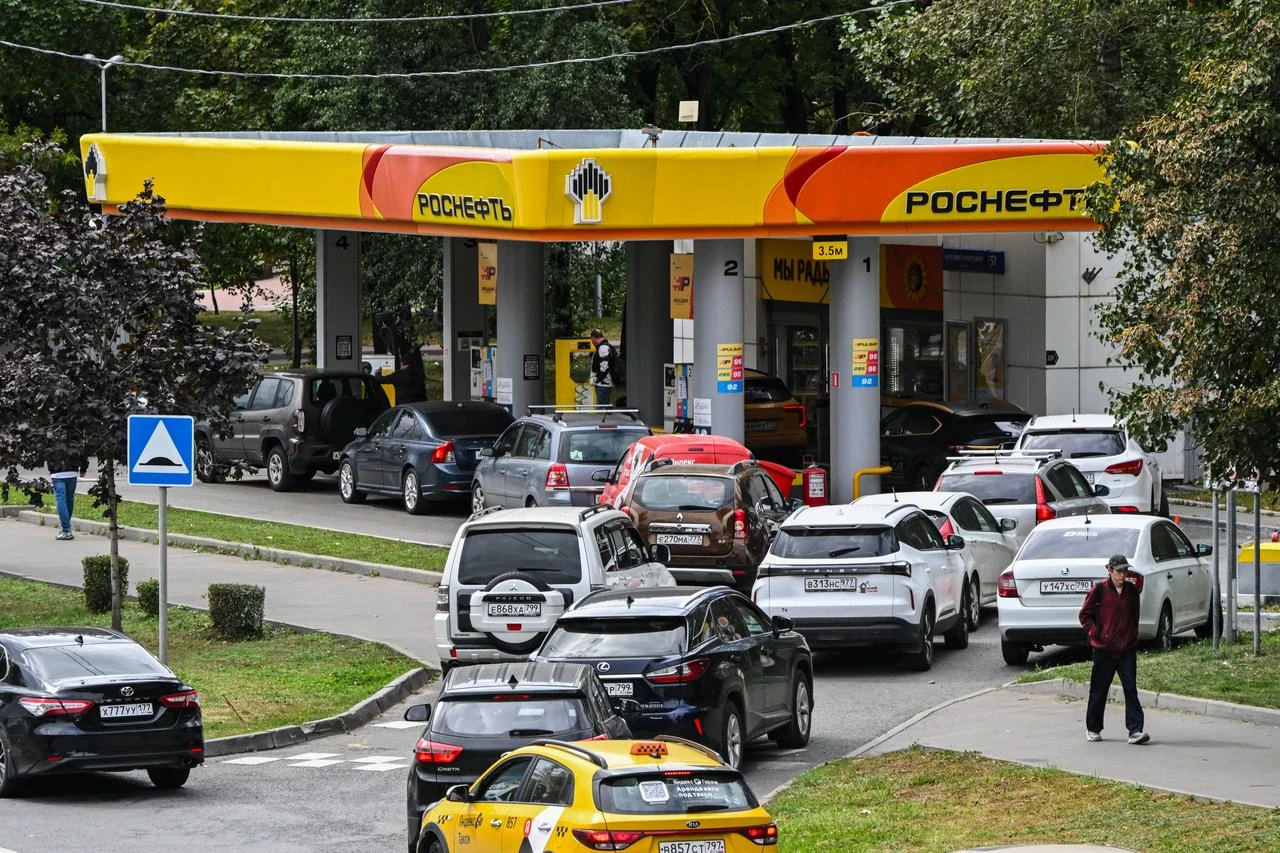 Drivers queue at a Rosneft petrol station in Moscow on August 19, 2026. (AFP Photo)