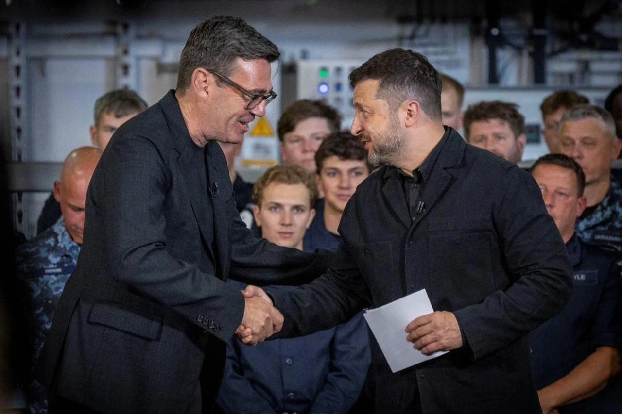Britain's Prime Minister Andy Burnham (L) shakes hands with Ukraine's President Volodymyr Zelenskyy (R) as they meet with troops on board the Royal Navy aircraft carrier HMS Queen Elizabeth during their visit to HM Naval Base in Portsmouth on the south coast of England on July 27, 2026. (AFP Photo)