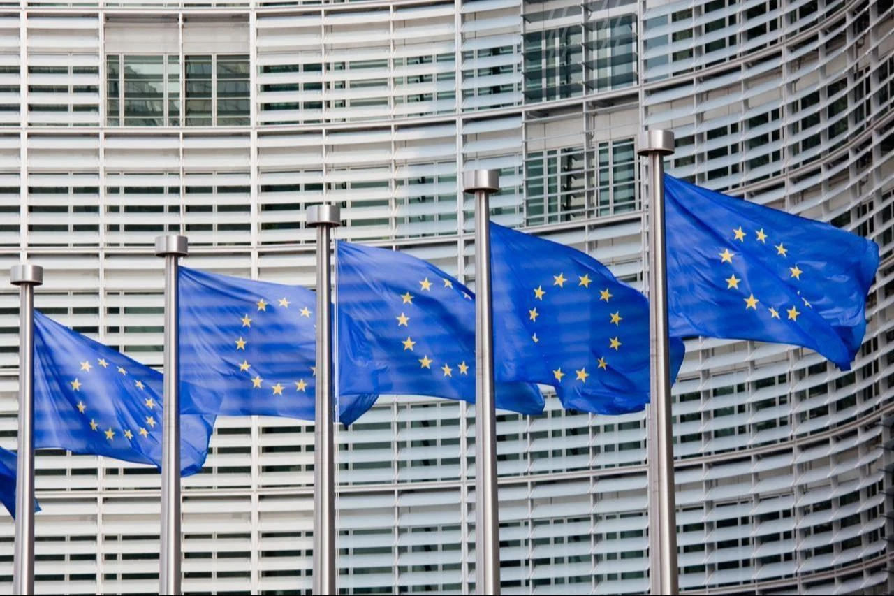 A line of EU flags stands in front of the European Commission building in Brussels, accessed on Nov. 3, 2025. (Adobe Stock Photo)