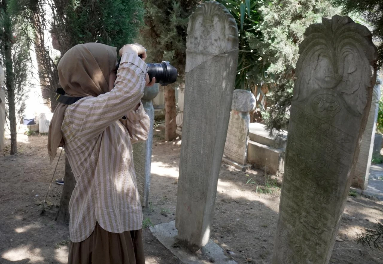 İstanbul'un tarihi hazirelerinde kimi zarif süslemeleri kimi naif işçiliği kimi de üzerindeki kitabe ve anlattığı hayat hikayesiyle dikkati çeken mezar taşları, Cumhurbaşkanlığı himayesinde Kültür ve Turizm Bakanlığınca yürütülen projeyle kayıt altına alınıp envantere kazandırılıyor. ( İslam Yakut - Anadolu Ajansı )