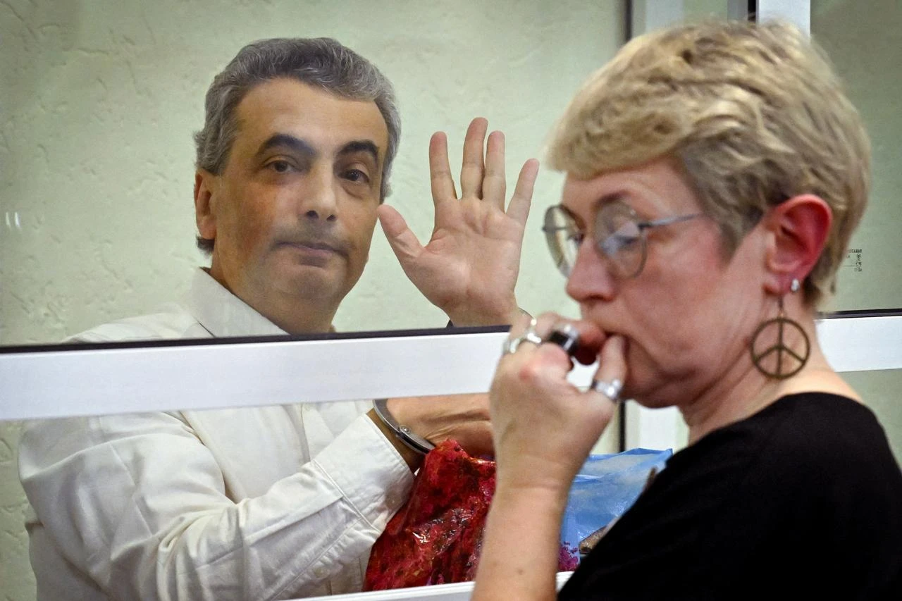 Russian opposition politician Lev Shlosberg (L), next to his wife Zhanna Shlosberg-Kozlovich, gestures as he attends a city court session in Pskov, northwestern Russia on August 17, 2026, (AFP photo)