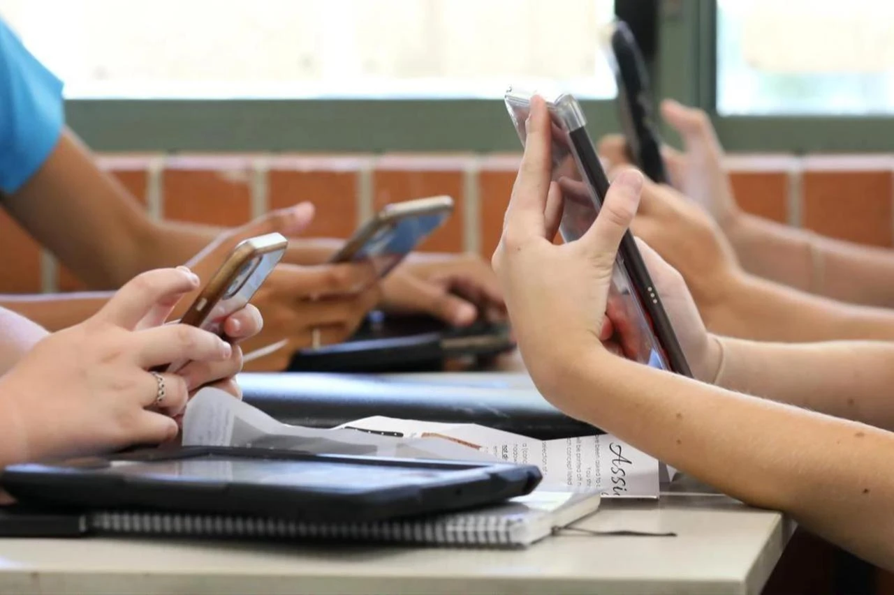 New Zealand moves to ban social media for under-16s