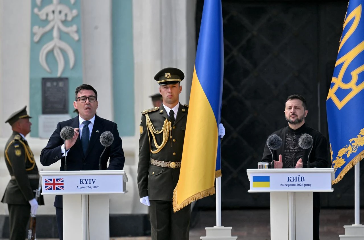 Britain's Prime Minister Andy Burnham (L) delivers a speech next to President Volodymyr Zelenskyy (R) during a commemorative ceremony marking Ukraine's 35th Independence Day outside St. Sofia cathedral in Kyiv on August 24, 2026. (AFP Photo)