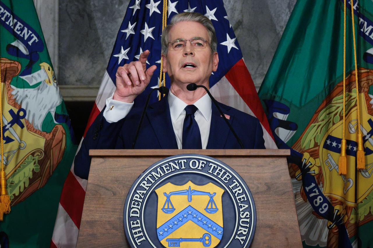U.S. Treasury Secretary Scott Bessent calls on reporters after announcing a new set of sanctions against Iran, describing them as "an economic D-Day", in the Cash Room at the Treasury Department in Washington, on August 24, 2026. (AFP Photo)