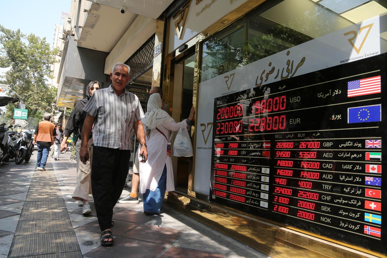 Currency exchange offices begin applying the new exchange rate to their buying and selling transactions as US dollar’s selling rate on the free market reaches an all-time high, hitting the 200,000 toman mark in Tehran, Iran on August 24, 2026. (AA Photo)