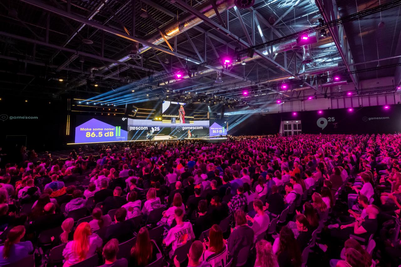 Thousands of visitors gather for a live stage event during Gamescom 2025 in Cologne, Germany, Aug. 2025. (Photo via Gamescom)