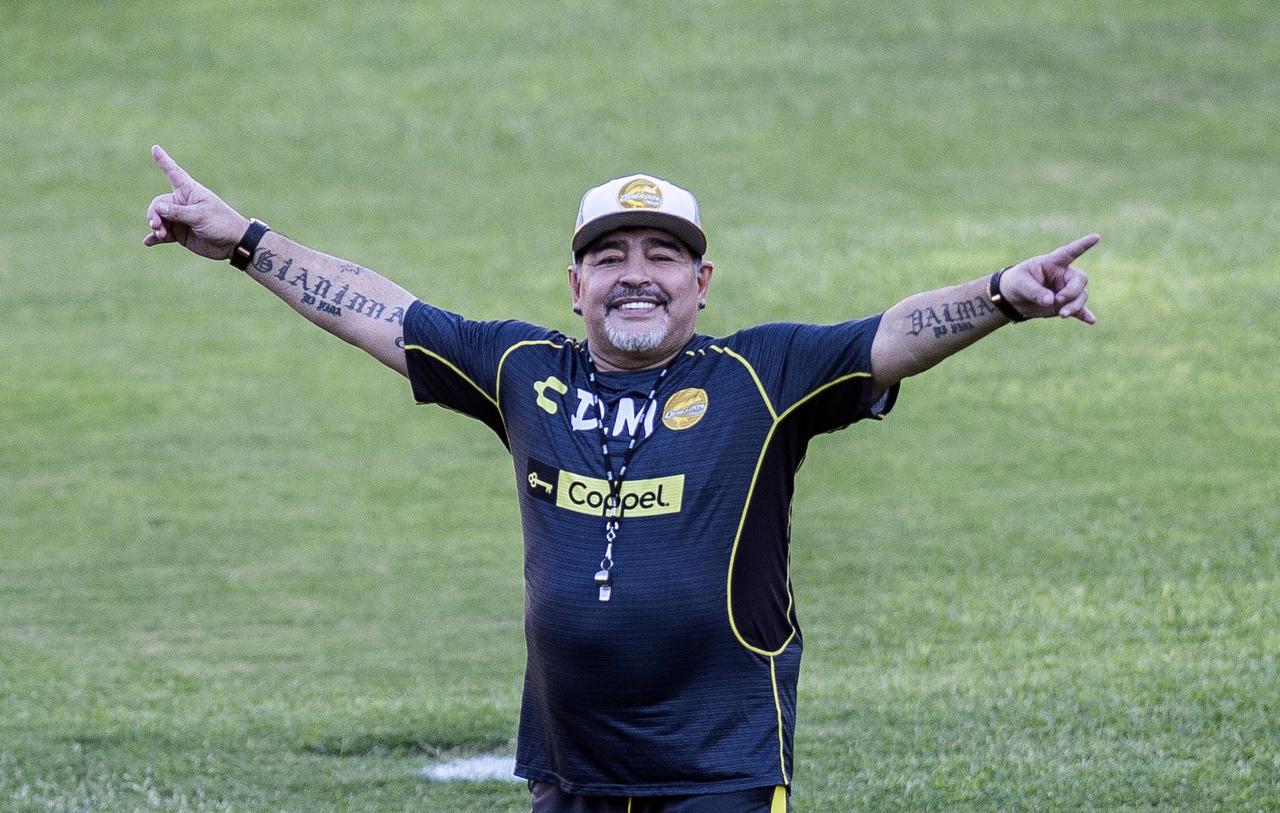 Argentine legend Diego Maradona gestures during his first training session as coach of Mexican football club Dorados, at the Banorte stadium in Culiacan, Sinaloa State, Mexico, on September 10, 2018. (AFP Photo)