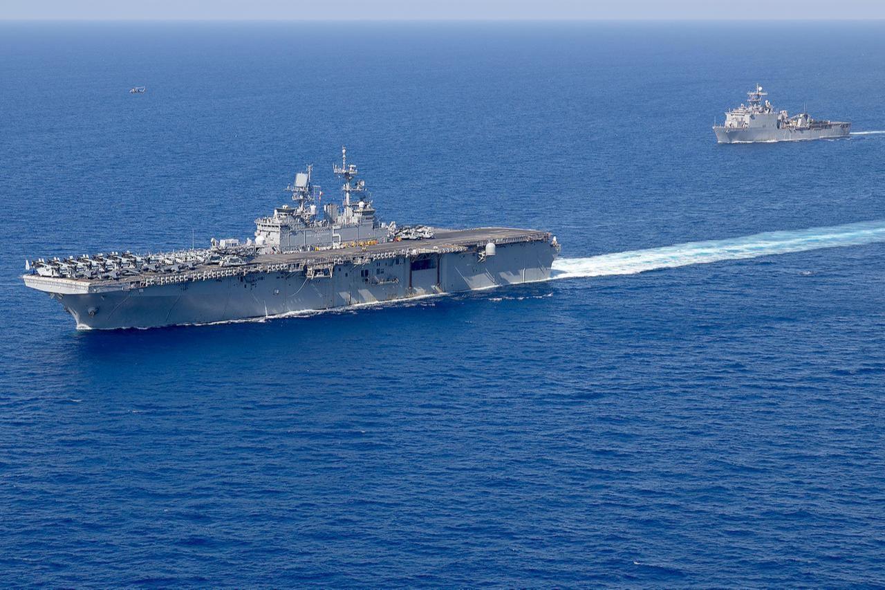 The Wasp-class amphibious assault ship USS Bataan (LHD 5), left, and the Harpers Ferry-class dock landing ship USS Carter Hall (LSD 50) conduct routine operations in the Mediterranean Sea, Aug. 4, 2023. (US Navy Photo)