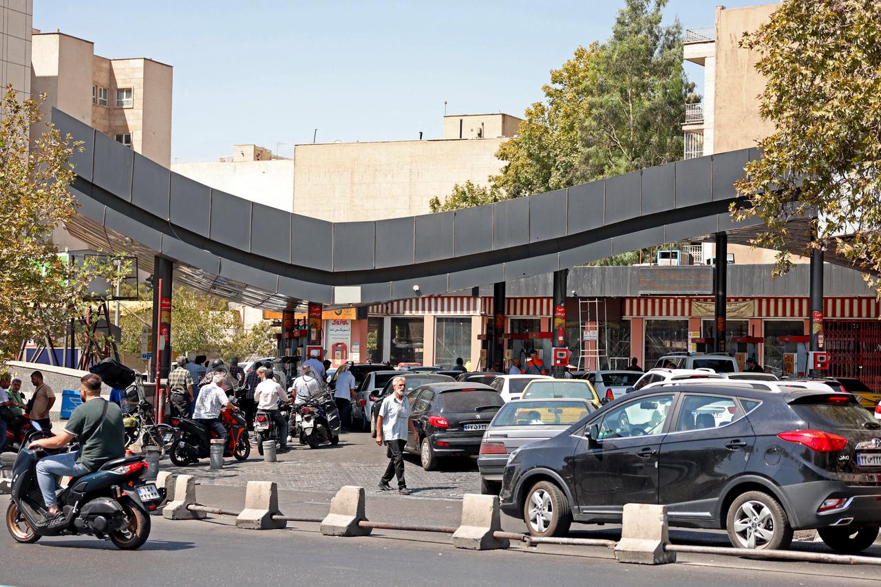 Iranians queue for petrol as US announces new sanctions