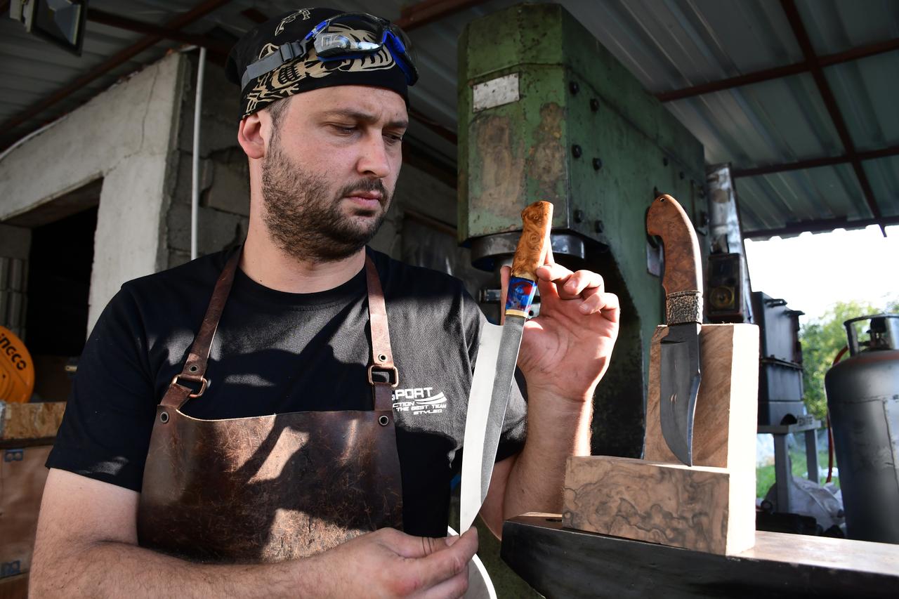 Turkish craftsman keeps traditional knifemaking alive in Duzce workshop