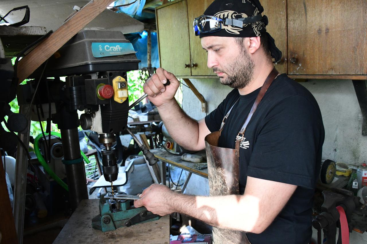 Muhammed Ali Coskun's working on one of his knives. (AA Photo)