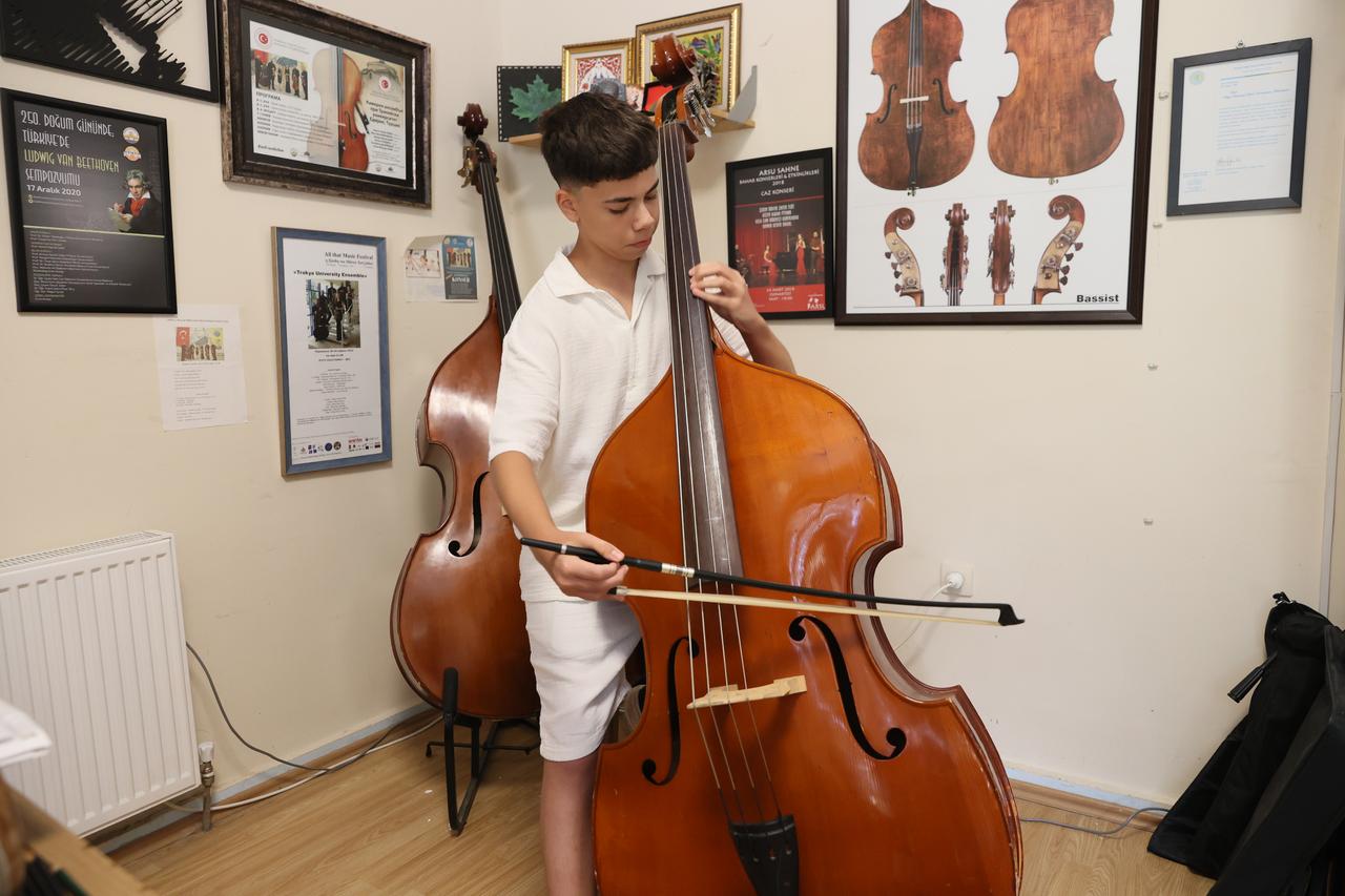 14-year-old Turkish double bassist wins two international gold awards
