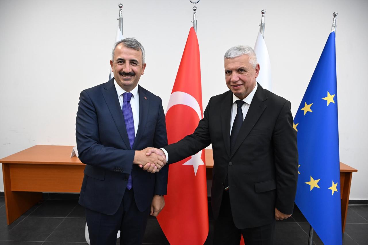 Edirne Governor Yunus Sezer (L) met with Nikolay Shushkov (R), Head of Bulgaria’s National Customs Agency, and the accompanying delegation, Aug. 26, 2026. (Edirne Governor’s Office/AA Photo)
