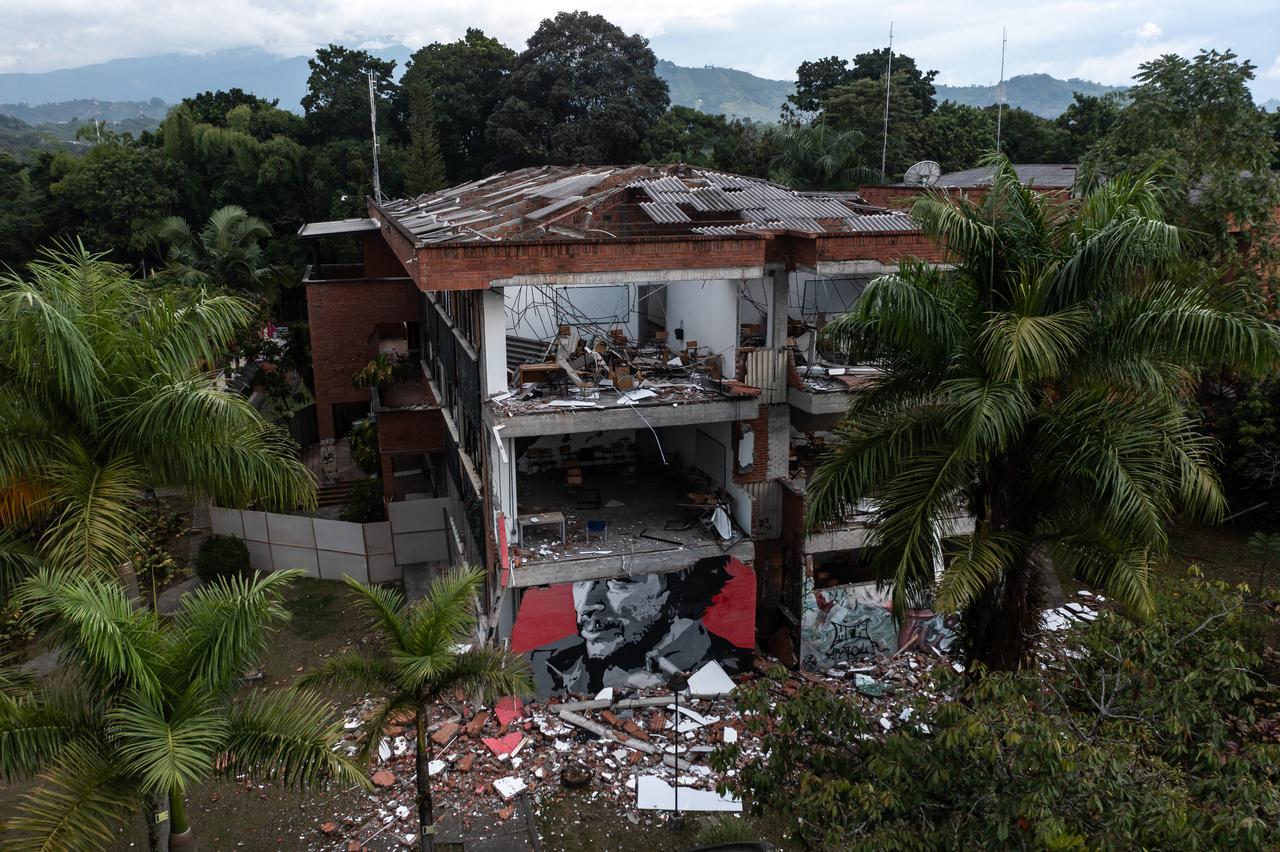 A heavily damaged building stands amid debris following the Aug. 10 earthquake in Colombia, Aug. 25, 2026. (AFP Photo)