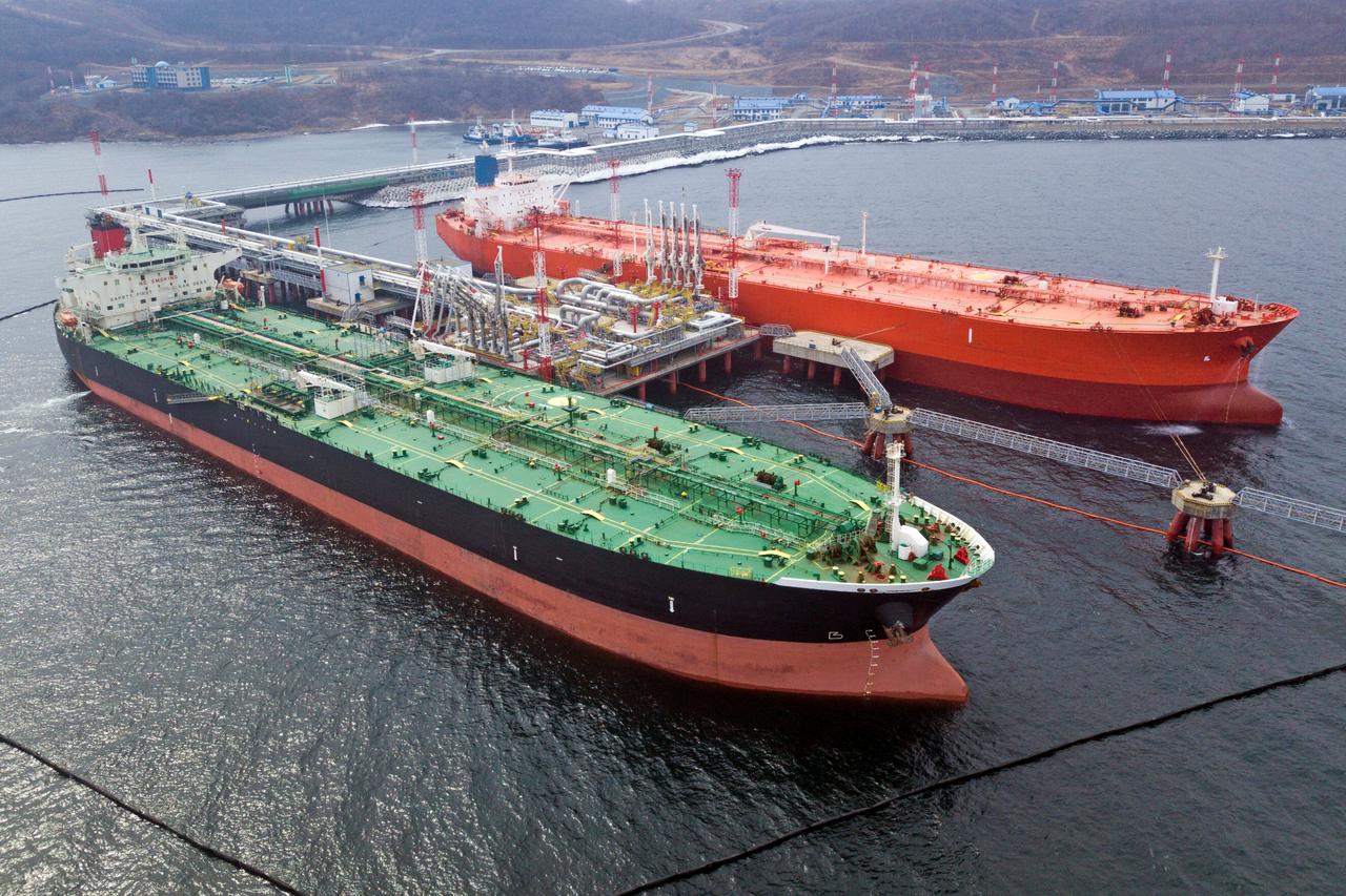 Crude drops more than 5% after Iran-Oman talks on Hormuz