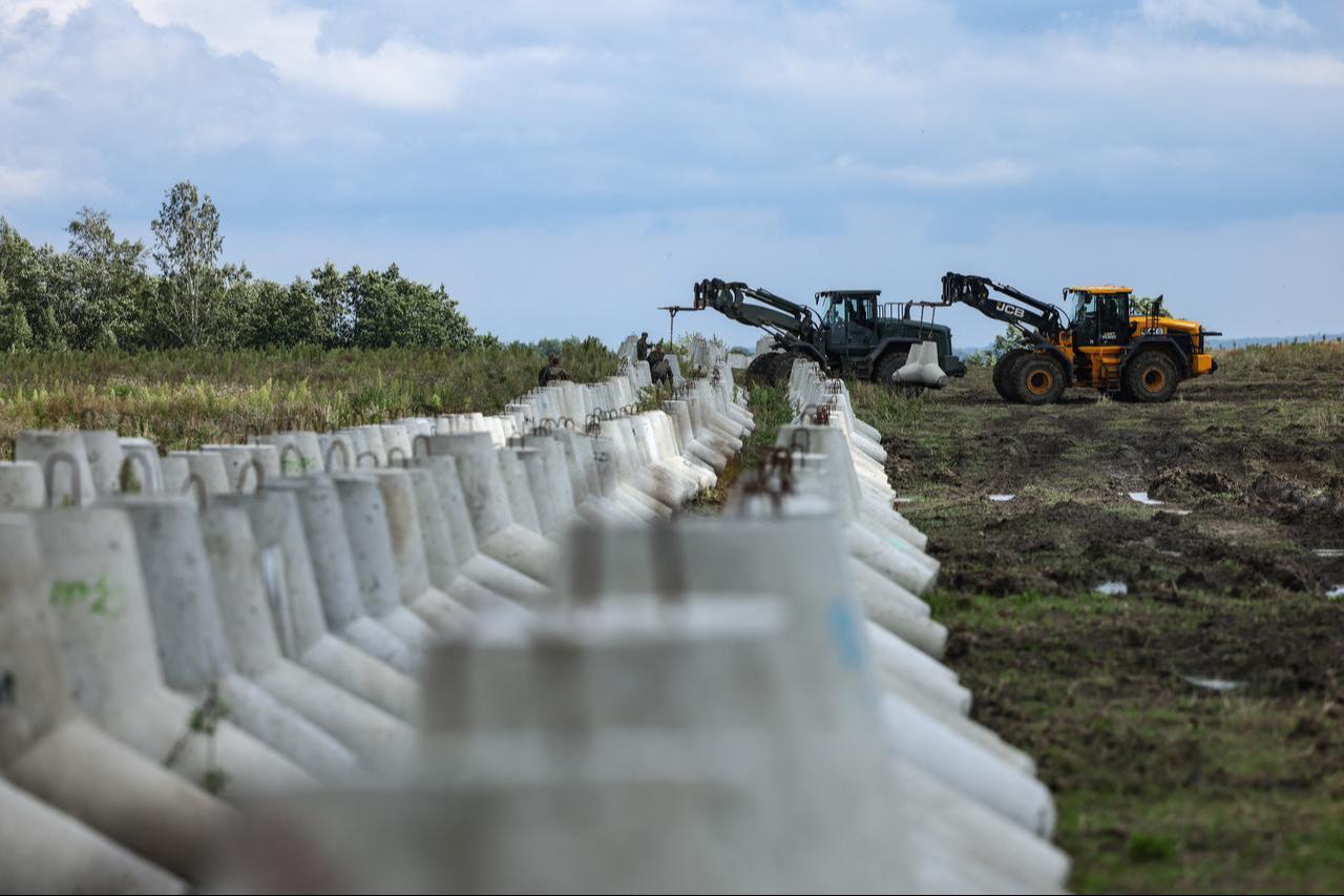 Polish and German servicemen install concrete anti-tank barriers, also known as hedgehogs, as part of the East Shield fortifications along the Polish border with the Russian exclave Kaliningrad near the village of Budry, August 20, 2026. (AFP Photo/Anne Weinrich/Bundeswehr)
