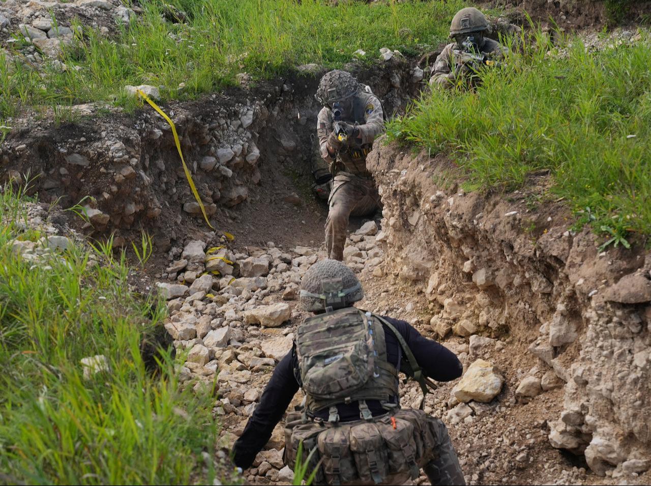 Britain's Armed Forces Minister Louise Sandher-Jones watches a trench-assault capability demonstration during a visit to UK Forward Land Forces at Tapa Camp in Estonia, August 26, 2026. (AFP Photo)
