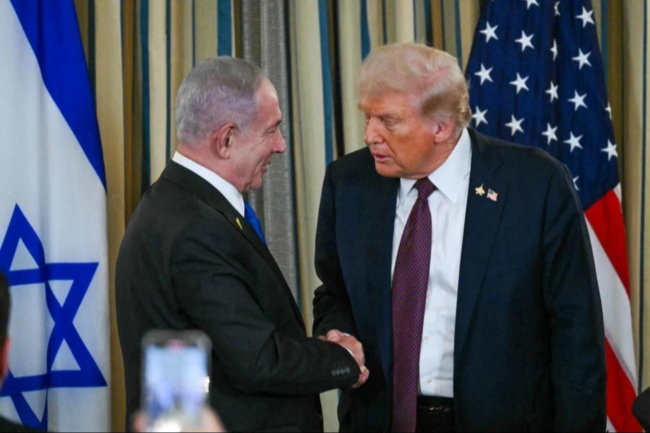 US President Donald Trump and Israeli Prime Minister Benjamin Netanyahu (L) shake hands at the end of a press conference in Washington, DC, September 29, 2025. (AFP Photo)