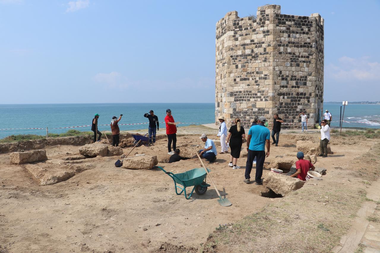 Adana'daki Aigeai Antik Kenti'nin Helenistik Dönem'e tarihlenen nekropolünde yürütülen kurtarma kazılarında 10 mezar gün ışığına çıkarıldı. ( Bekir Ömer Fansa - Anadolu Ajansı )