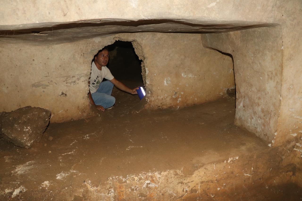 Adana'daki Aigeai Antik Kenti'nin Helenistik Dönem'e tarihlenen nekropolünde yürütülen kurtarma kazılarında 10 mezar gün ışığına çıkarıldı. ( Bekir Ömer Fansa - Anadolu Ajansı )