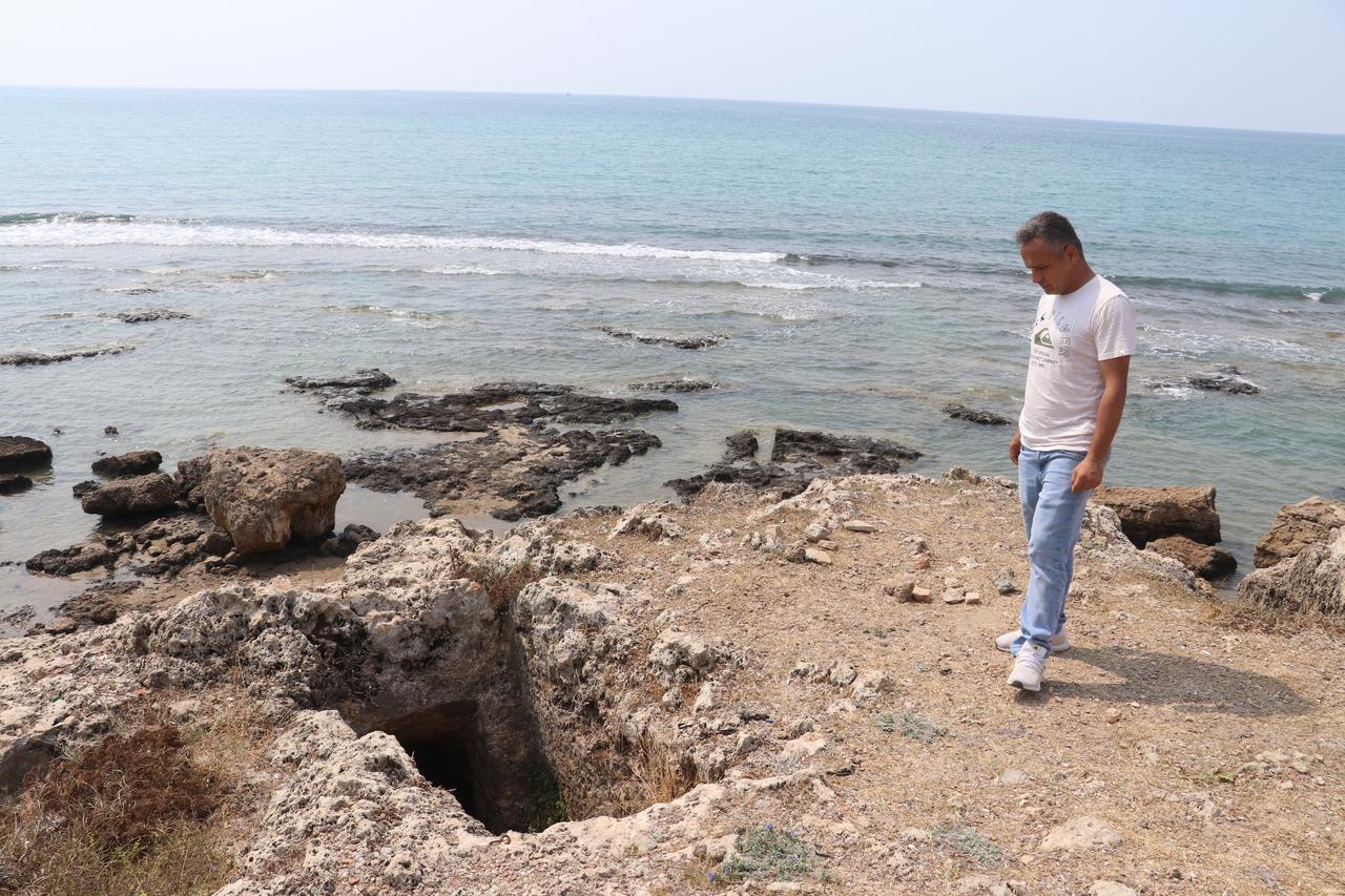 Adana'daki Aigeai Antik Kenti'nin Helenistik Dönem'e tarihlenen nekropolünde yürütülen kurtarma kazılarında 10 mezar gün ışığına çıkarıldı. ( Bekir Ömer Fansa - Anadolu Ajansı )