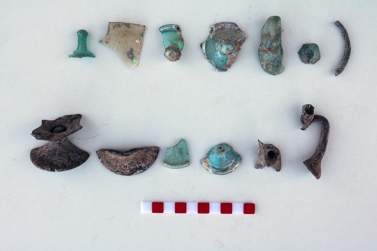 Adana'daki Aigeai Antik Kenti'nin Helenistik Dönem'e tarihlenen nekropolünde yürütülen kurtarma kazılarında 10 mezar gün ışığına çıkarıldı. Kazı ekibi, mezarların yanı sıra pişmiş topraktan lahitler ile "mezar hediyeleri" olduğu değerlendirilen gözyaşı şişeleri ve kap parçaları buldu. ( Bekir Ömer Fansa - Anadolu Ajansı )