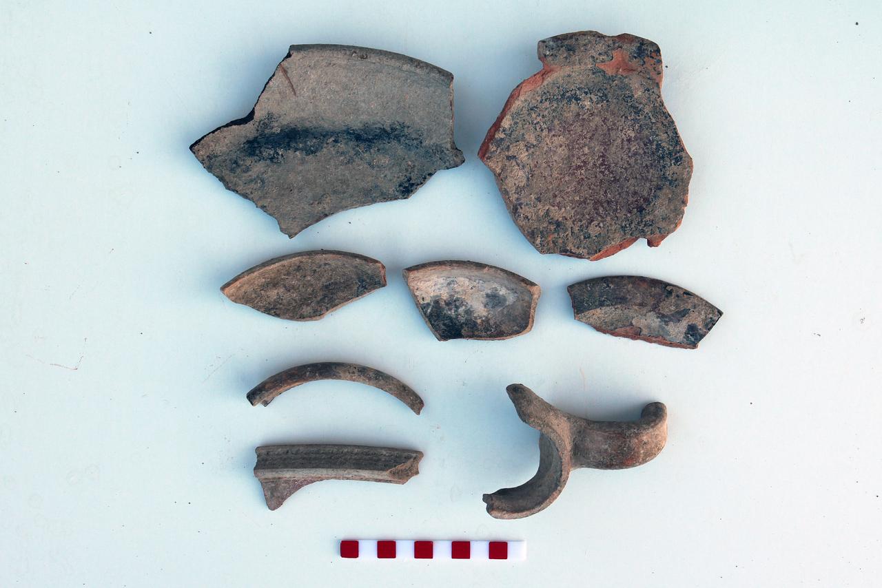 Adana'daki Aigeai Antik Kenti'nin Helenistik Dönem'e tarihlenen nekropolünde yürütülen kurtarma kazılarında 10 mezar gün ışığına çıkarıldı. Kazı ekibi, mezarların yanı sıra pişmiş topraktan lahitler ile "mezar hediyeleri" olduğu değerlendirilen gözyaşı şişeleri ve kap parçaları buldu. ( Bekir Ömer Fansa - Anadolu Ajansı )