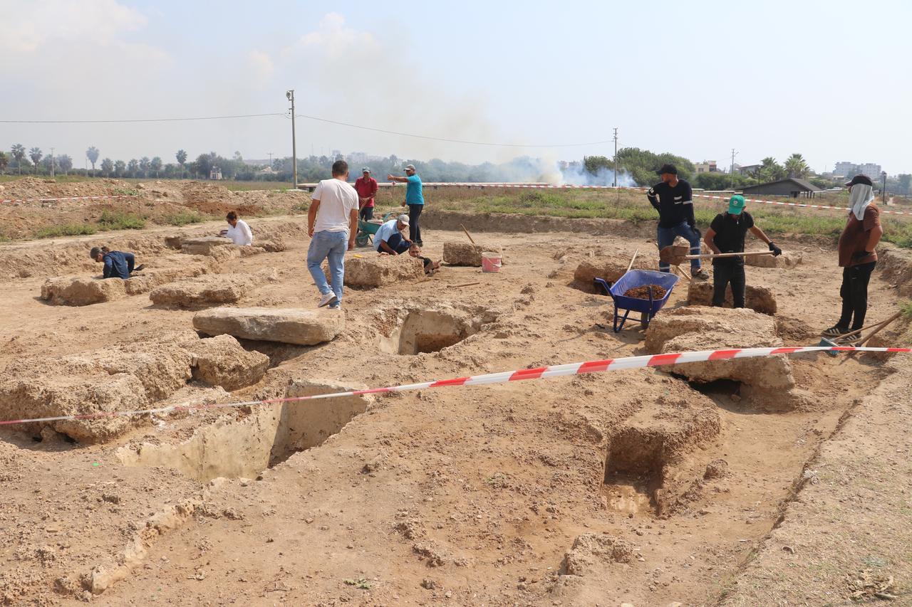 Adana'daki Aigeai Antik Kenti'nin Helenistik Dönem'e tarihlenen nekropolünde yürütülen kurtarma kazılarında 10 mezar gün ışığına çıkarıldı. ( Bekir Ömer Fansa - Anadolu Ajansı )
